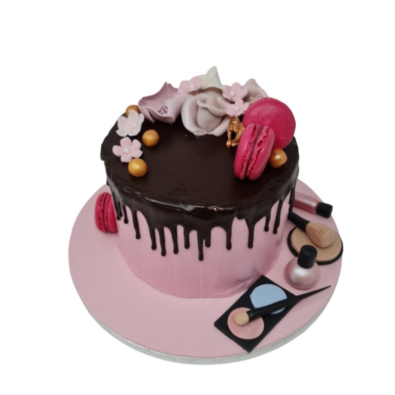 Høy festkake med drip og sminke