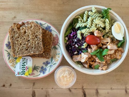 Kyllingsalat med nybakt brød & dressing