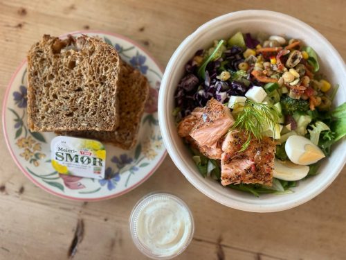 Salat med pepperlaks og med brød & dressing