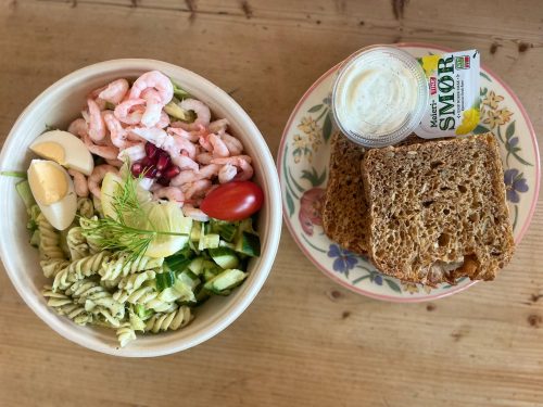Rekesalat m nybakt brød & urtedressing